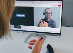 Decathlon lancia il servizio clienti in lingua dei segni per i propri clienti sordi